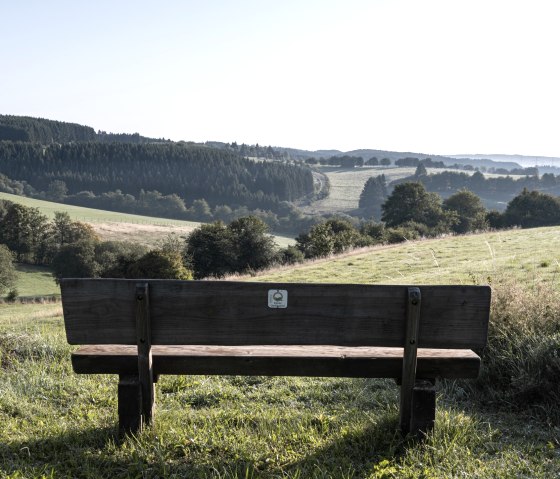 Eifelspur Dahlemer Quellenpfad - Banc avec vue, © Nordeifel Tourismus GmbH