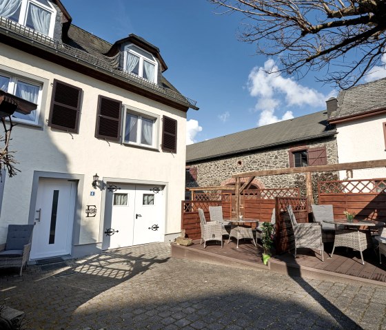Eifelstuben Innenhof mit Garage