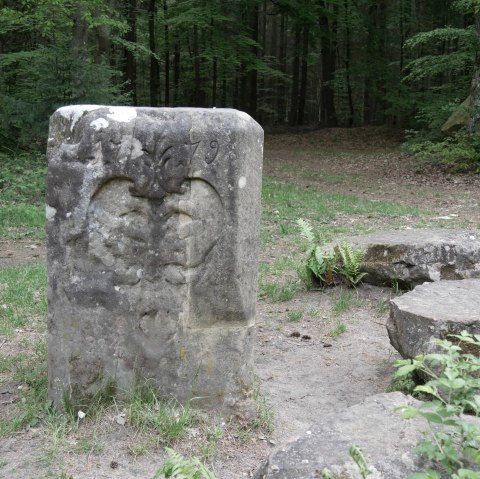 Maria-Theresien-Stein mit Doppeladler, © Felsenland Südeifel Tourismus GmbH