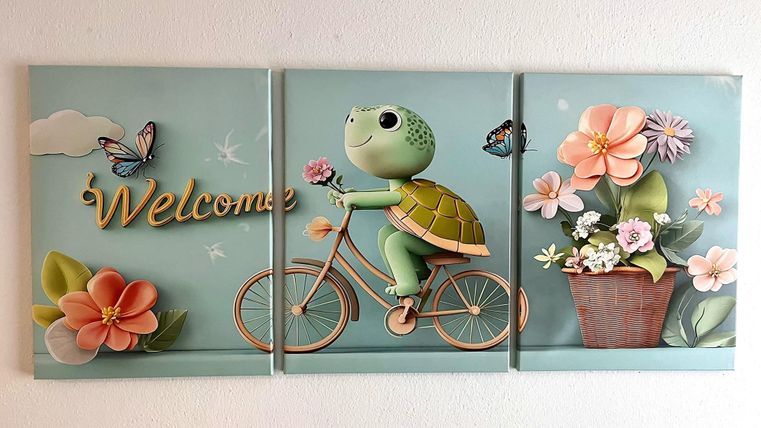 Een schattige schildpad fietst en verwelkomt met het woord "Welcome". Kleurrijke bloemen en vlinders versieren het vrolijke beeld.