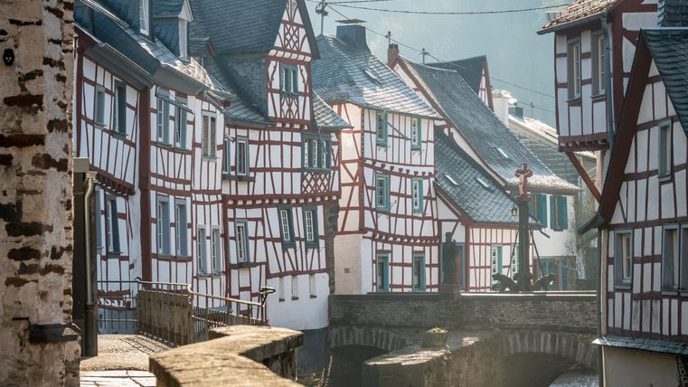 Vakwerkhuizen in Monreal, Duitsland, in het zonlicht.