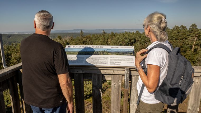 Panoramic view from the Weiselstein over forests, meadows and the hilly Eifel landscape.