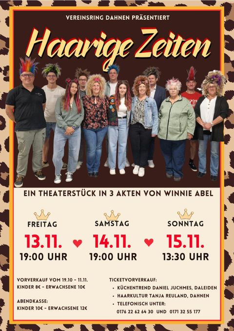 Eine Gruppe von Menschen steht mit verschiedenen Frisuren und Outfits zusammen. Sie sind Teil eines Theaterstücks mit dem Titel "Haare Zeiten".