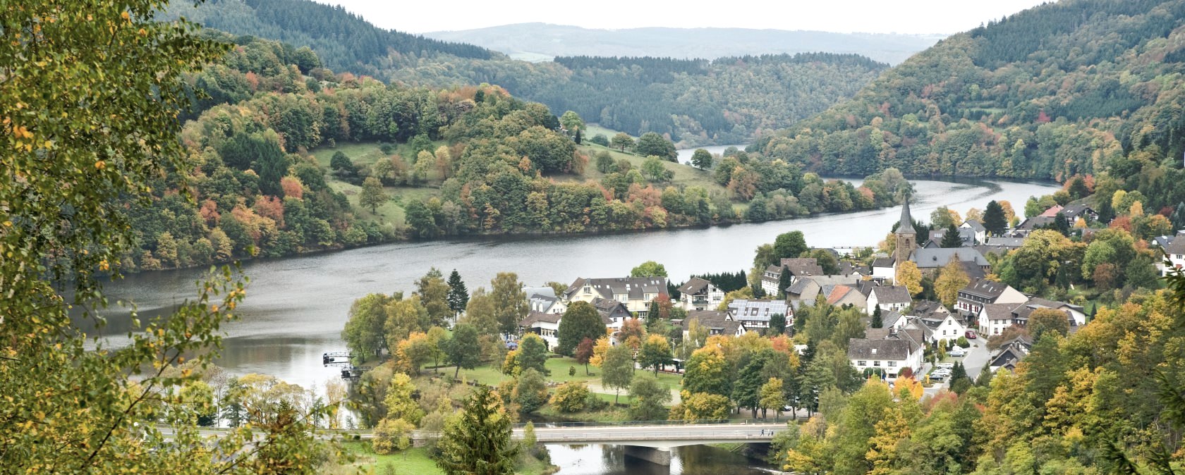 Rur-Olef-Route wandelroute: uitzicht op Einruhr, © Rheinland-Pfalz Tourismus GmbH/D. Ketz