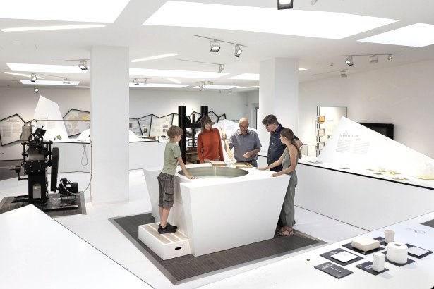 Führung durch das Papiermuseun, © Eifel Tourismus GmbH, Tobias Vollmer