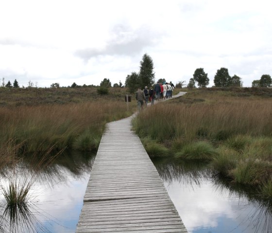 Passerelle avec des personnes, © Monschau Touristik GmbH - Heike Becker