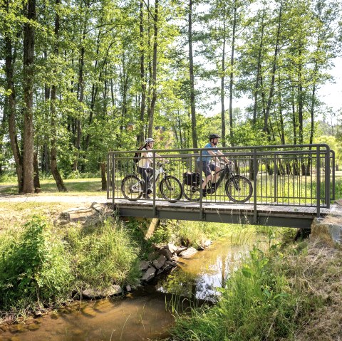 Parc de la station thermale de Stadtkyll avec vélo, © Eifel Tourismus GmbH, Dominik Ketz