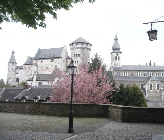 Kasteel Stolberg met bloeiende kersenbomen, © Christian Altena