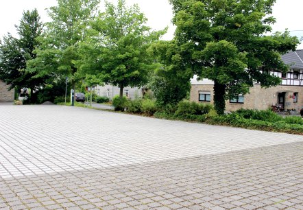 Wanderparkplatz Dorfplatz Strauch, © Rursee-Touristik GmbH
