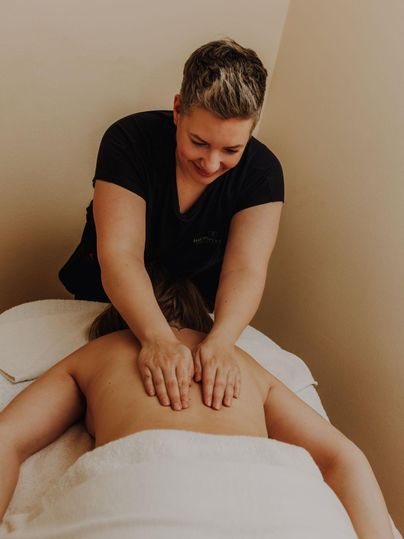 Een relaxmassage wordt uitgevoerd door een vakbekwame professional. De persoon op de tafel ontspant zich onder de handen van de masseuse.