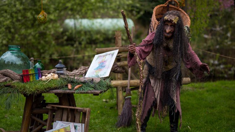 Hexengestalten beim Hexenmarkt auf Burg Satzvey