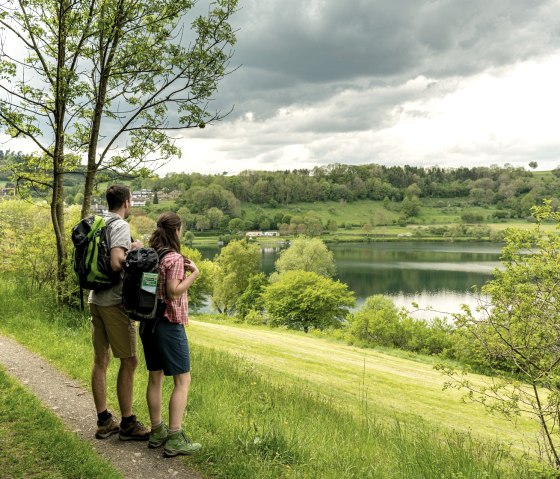 Uitzicht op de Schalkenmehren maar vanaf het Vulcano Trail, © Eifel Tourismus GmbH, Dominik Ketz