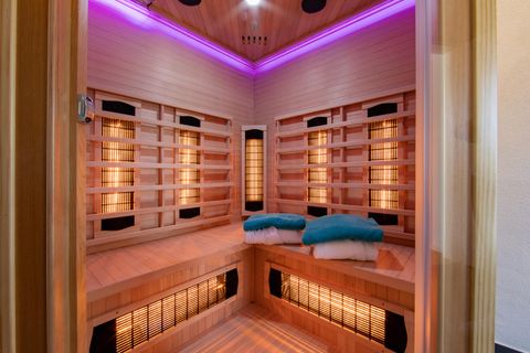 Ambiance chaleureuse dans le cabine infrarouge. Elle peut accueillir 3 personnes.