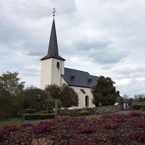 Zicht op de kerk vanuit de parochietuin, © Tourist Information Wittlich Stadt & Land