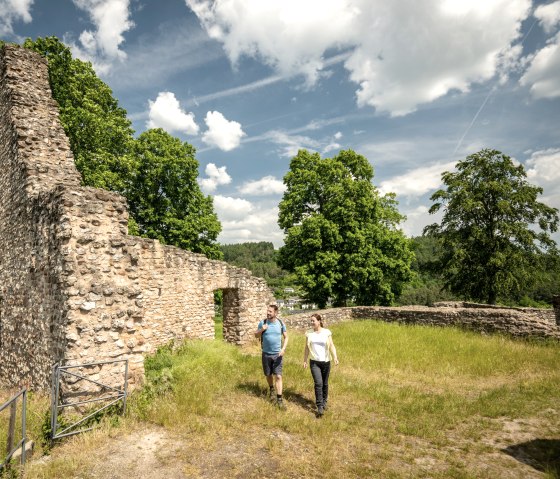 The ruins of the medieval Löwenburg castle lie high above Gerolstein., © Eifel Tourismus/Dominik Ketz