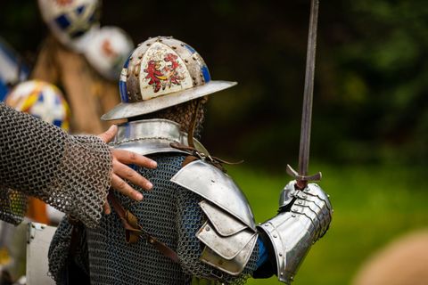 Kind in Ritterausrüstung mit Schwert