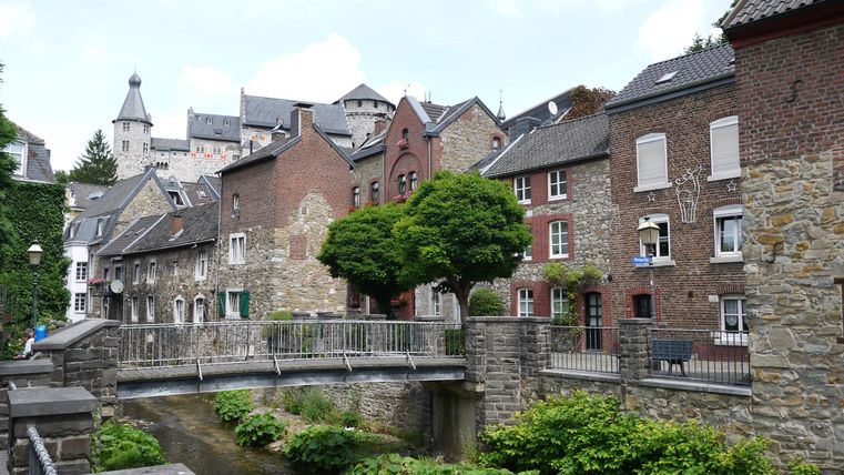 Des bâtiments historiques et un pont sur un ruisseau à Stolberg, Allemagne.