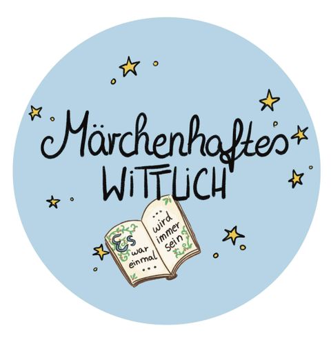 Ein rundes Logo mit einem hellblauen Hintergrund. Darauf steht „Märchenhaftes WITTLICH“ in verschnörkelter Schrift, neben einem offenen Buch mit dem Text „Es war einmal...“ und Sternen.
