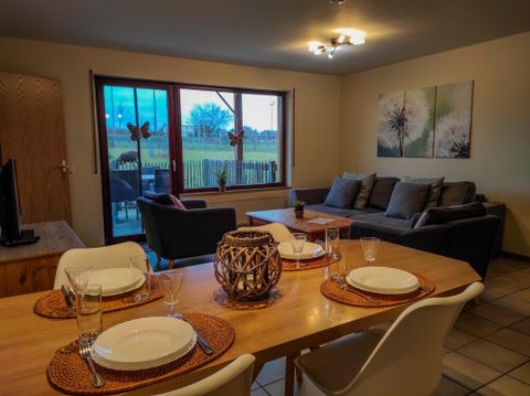 Une ferme accueillante dans l'Eifel avec vue sur des vaches et un paysage verdoyant. Des appartements de vacances confortables offrent une occasion parfaite pour des vacances en pleine nature.