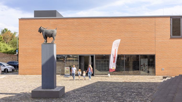 Entrée du musée Römerthermen Zülpich avec une statue de chèvre sur un socle.