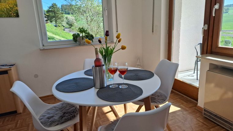 Gemütliches Esszimmer mit Toller Aussicht in die Natur, angrenzender Balkon