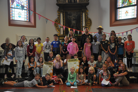 Viele Kinder in der Kirche