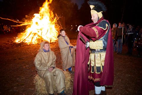 Sankt Martin am Feuer mit zwei Jungs