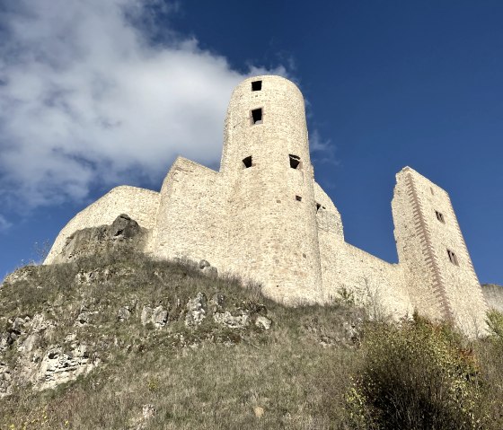 The ruins of Schönecken Castle are perched on a rock, © Eifel Tourismus GmbH