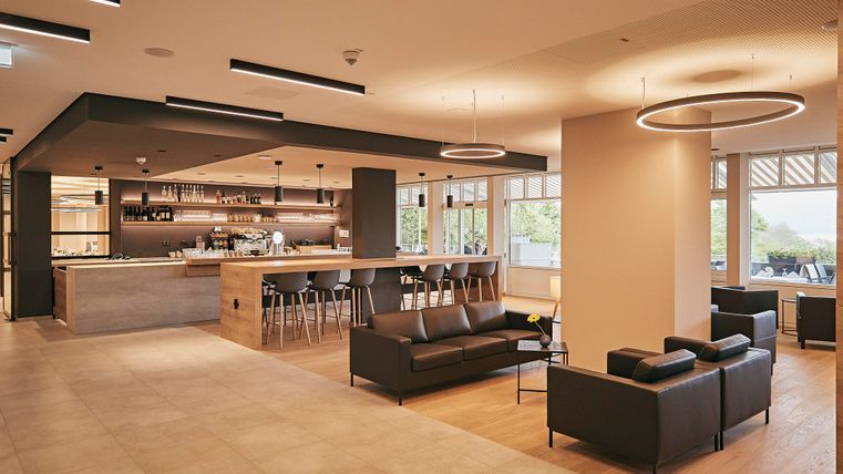 Ruim lobby- en bargebied in het Seehotel Maria Laach