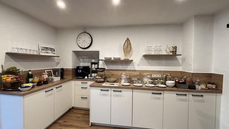 Grote buffethoek in het café, gedrapeerd op een moderne keukenblad.