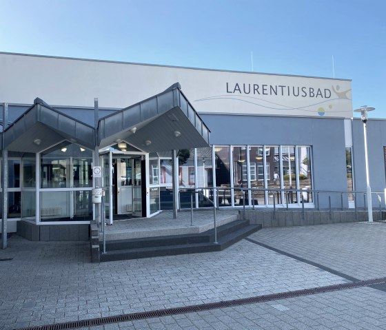 Laurentiusplatz vor dem Hallenbad, © GesundLand Vulkaneifel