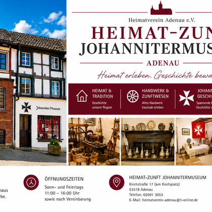 De afbeelding toont het Johannitermuseum in Adenau, een historisch gebouw met traditionele architectuur. Informatieve borden nodigen bezoekers uit om meer te leren over de geschiedenis en cultuur van de regio.