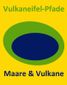 Das Logo des Wanderweges zeigt ein blauen Kreis in einem grünen Kreis. Schriftzug "Vulkaneifel-Pfade"  darüber und "Maare & Vulkane" darunter. Der Hintergrund ist gelb.