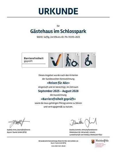 Ein Zertifikat für das Gästehaus im Schlosspark, das die Barrierefreiheit bestätigt. Gültigkeit von September 2025 bis August 2028.