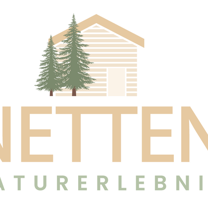 Ein einfaches Logo mit dem Text "NETTEN" und dem Untertitel "NATURERLEBNIS". Darüber sind zwei stilisierte Tannenbäume und ein Holzhaus abgebildet.