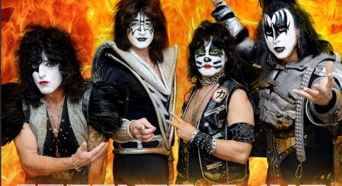 Een rockband met opvallende make-up en extravagante kostuums. De leden poseren dynamisch voor een kleurrijke achtergrond.