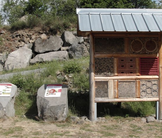 Hôtel pour abeilles avec pierres de basalte
