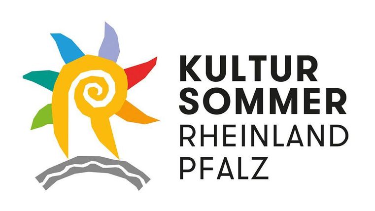 Ein farbenfrohes Logo für den Kultursommer Rheinland-Pfalz. Es zeigt eine stilisierte Sonne mit bunten Strahlen und dem Schriftzug daneben.
