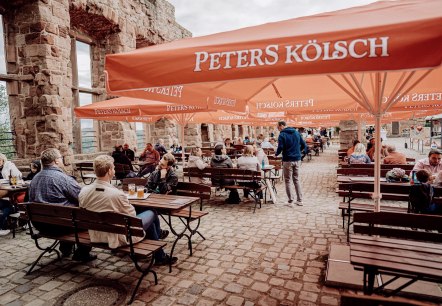 Gezellige sfeer in de biertuin, © Burgrestaurant Nideggen