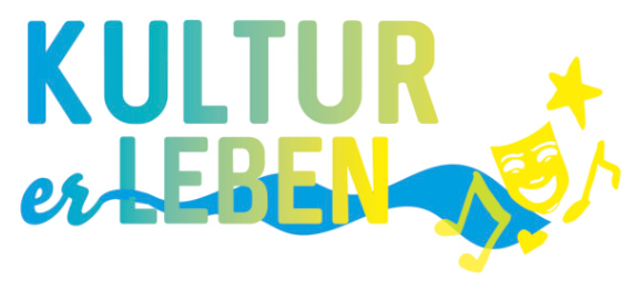 Das Bild zeigt den Schriftzug "KULTUR erleben" in bunten Buchstaben. Neben dem Text sind ein fröhliches Maskottchen und musikalische Elemente dargestellt.