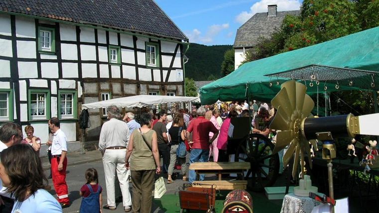 Fachwerkhaus und Strasse mit vielen Menschen