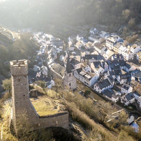 Blick auf die Burgen über Monreal, © Eifel Tourismus GmbH, Dominik Ketz
