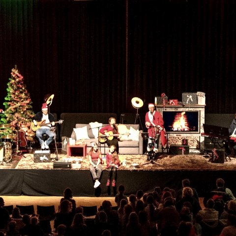 Kinderkonzert weihnachtliche Bühne, © Rainer Tures Band