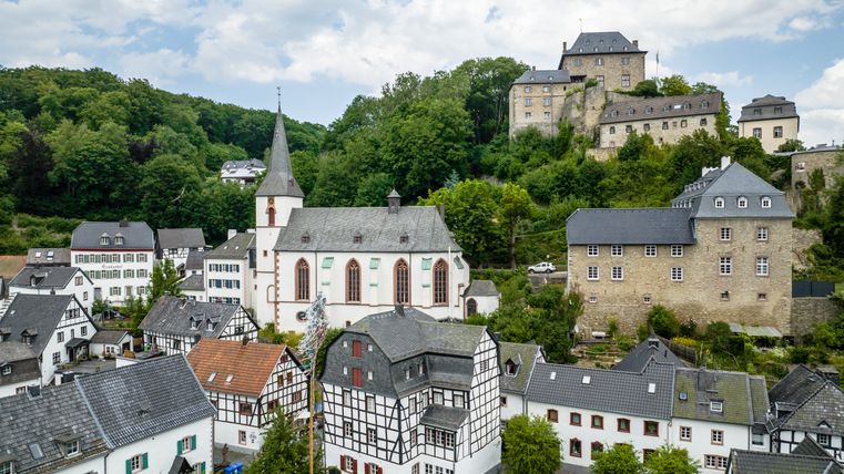 Luchtfoto van het historische centrum van Blankenheim met vakwerkhuizen, kerk en kasteel.