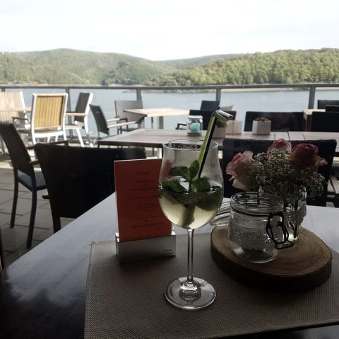 Cocktail sur la terrasse extérieure, © Beach Club Eifel