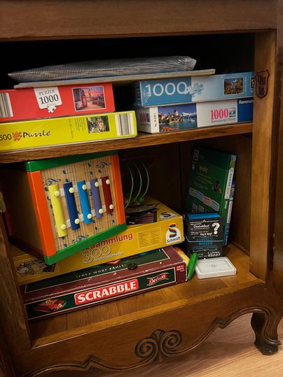 On-site, various board games and puzzles are available, as well as a small supply of toddler toys (BobbyCar, Lego Duplo, etc.).