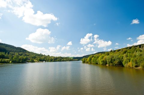 Blick von oben auf den Kronenburger See