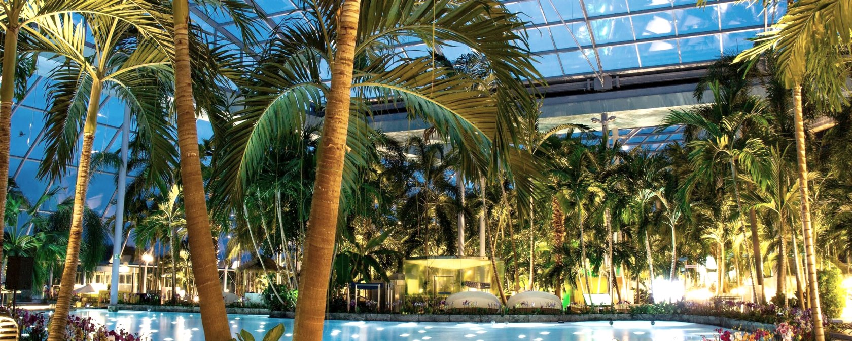 Therme Euskirchen, Baden unter Palmen am Abend, © Therme Euskirchen