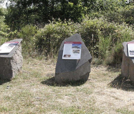 Pierres de basalte avec panneaux