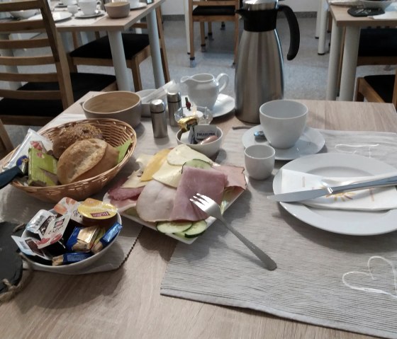Ontbijt aan tafel, klaargemaakt naar wens